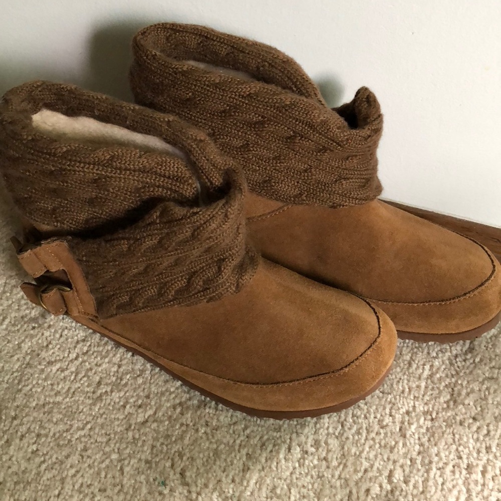 Brand NEW never worn Bearpaw